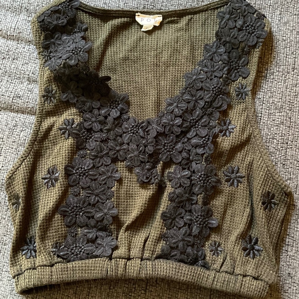 POL size small olive green with embroidered black flowers cropped tank top